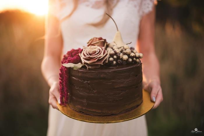 suklaakakku häät boho -tyylinen kakku ruusuilla ja hedelmillä