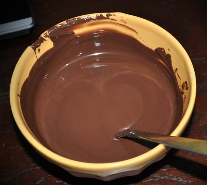 Suklaamassamalli tummaa suklaata siirappilla