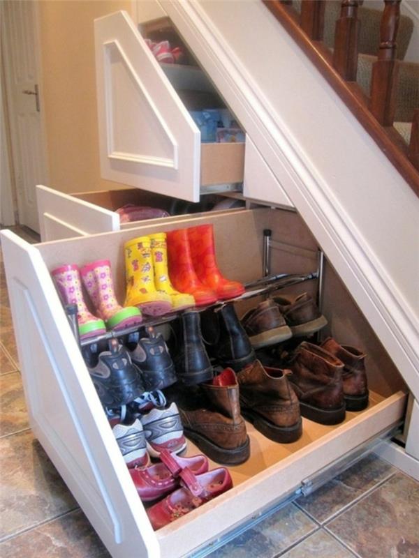 Kaappi portaiden alla säilyttää kenkiä portaikon käytävällä