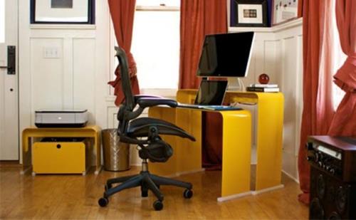 kirjoituspöytä toimistopöytä keltaiset portaat kiiltävät