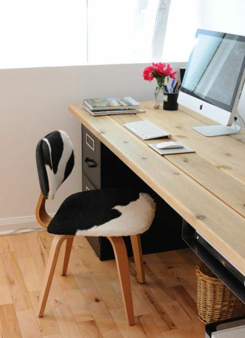 rakenna oma työpöytäsi DIY toimistoideoita puulaudat vaaleaa luonnonpuuta