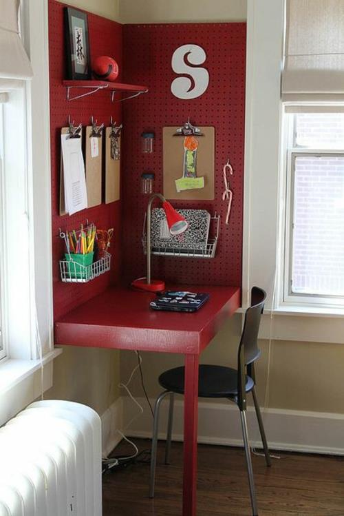kirjoituspöytä rakenna itse diy -toimistoideoita vaneri, joka on maalattu punaiseksi
