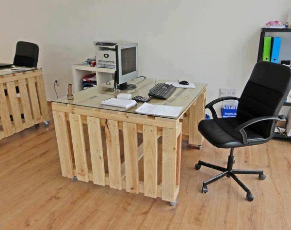 työpöydät, jotka on valmistettu eurolavoista PC -kansiot nojatuoli