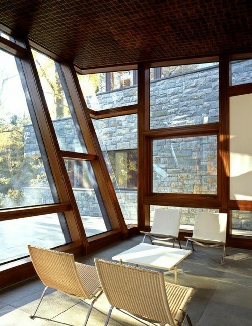 Kalteva ikkuna suunnittelee baarin istuinkulman taitettavat huonekalupöydän neliöt