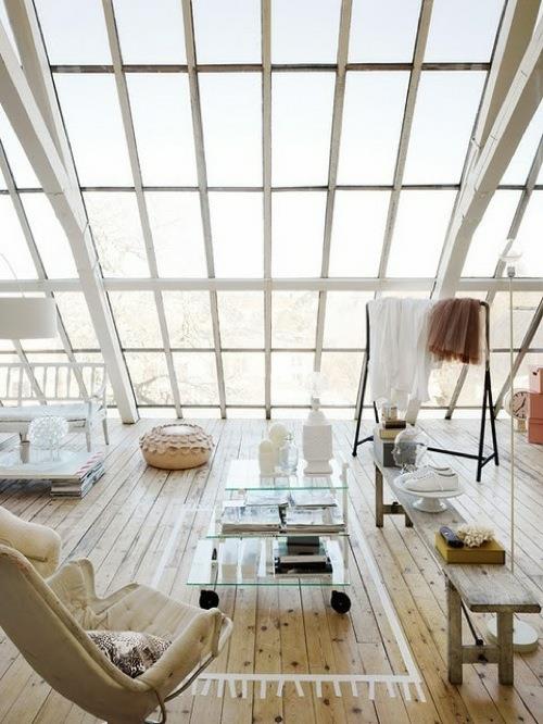 kalteva ikkuna malleja kattohuone olohuone puulattia nojatuoli