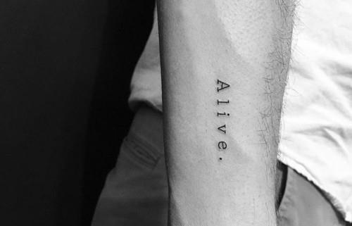 kirjain pienet tatuoinnit miehet elossa