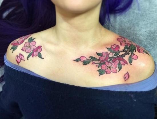 olkapään kirsikankukka tatuointi