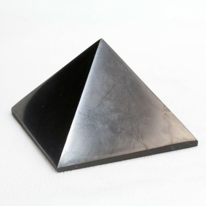Shungiittipyramidi esmogia vastaan