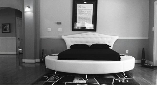 mustavalkoinen sänky pyöreä patjapehmusteinen pääty