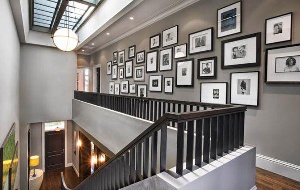 mustavalkoiset kuvat sisustavat lukuisia valokuvia käytävällä ja portaassa