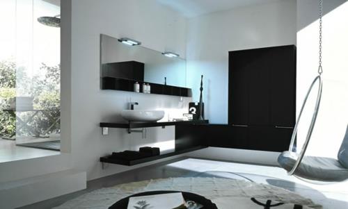 musta valkoinen dramaattinen sisustus kylpyhuone hyllyt peili matto