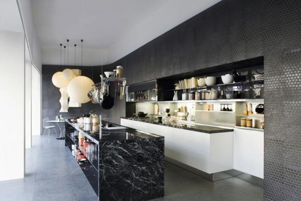 mustavalkoinen keittiösaari marmorissa