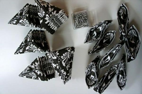 mustavalkoiset paperilautasliinat taittaa pöytäkoristeita käsityöideoita lautasliinoista