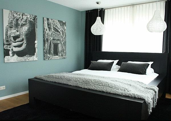 mustat makuuhuoneen huonekalut kontrastiseinän maalaukset
