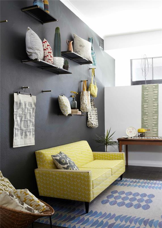musta seinän väri aksentti seinä keltainen sohva valo matto olohuoneen sisustus