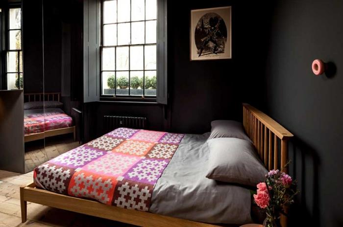 musta seinämaali kotiideoita makuuhuone värillinen vuodevaatteet kukat peilipinnat
