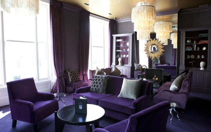 musta seinämaali olohuone, joka koristaa violetit huonekalut pitkät verhot