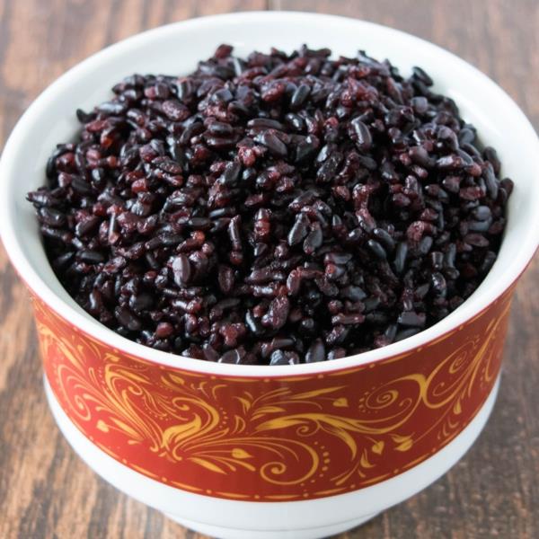 musta riisi keitetty terveellistä ruokaa