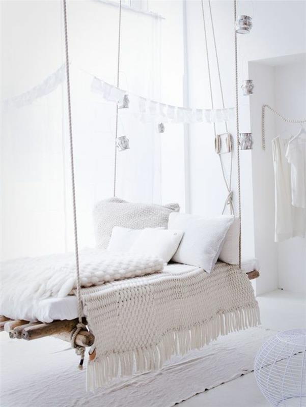 kelluvat sängyt, köydet, puulaudat, virkattu-valkoinen huopa