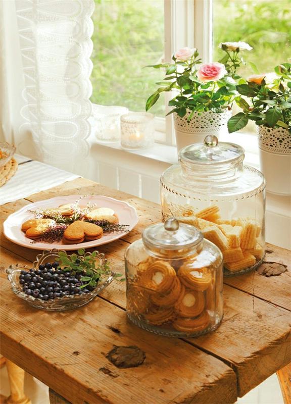 Ruotsalaiset puutarhavajan lasiset keksipurkit