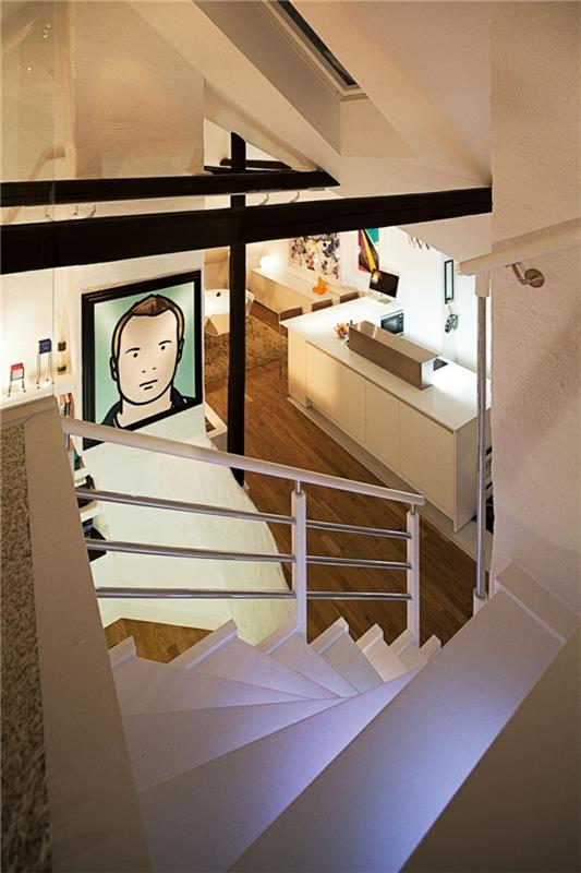 parvi huoneisto ruotsissa tyylikäs portaikko valaistus valkoinen