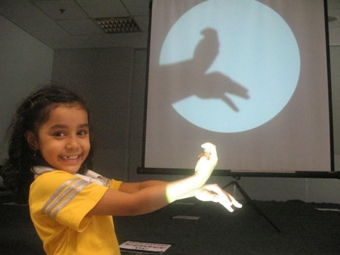 Schattenbilder Schattenspiel Schattentheater opetus lapsi kädellä