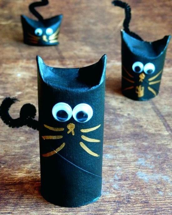 söpö musta kissa tinker wc -rullilla