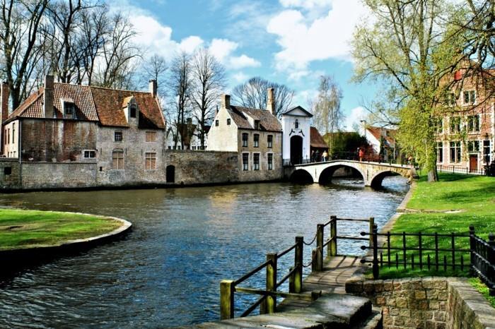 nähtävyydet brugge belgia hämärä kaupungin keskusta belgialaiset vohvelimarkkinat minnewater-see-der-liebe