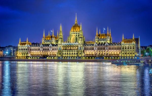 nähtävyydet budapestin parlamentti yöllä