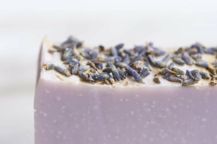 Tee saippua laventeliöljystä itse laventelin kukkien kanssa