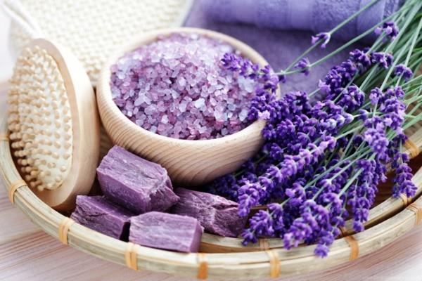 Valmista oma saippua laventeli -wellness -kylpyamme suolalla tuoreilla kukilla