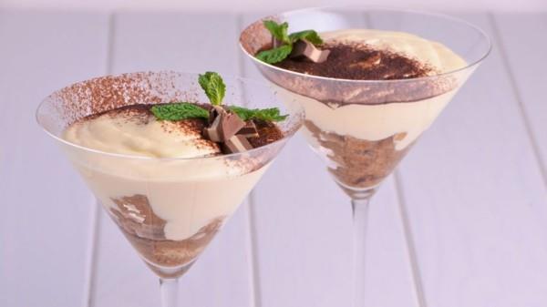 Samppanjalasit jälkiruoka tiramisu lasillisessa kaakaojauhetta mintussa