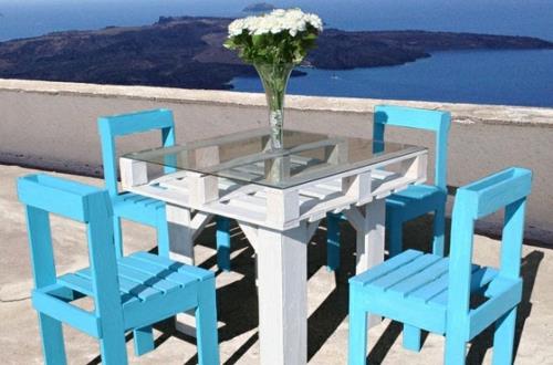 kotitekoiset puukalusteet kuormalavoista siniset tuolit pöytä valkoinen