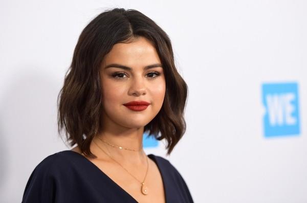 selena gomez yksin kuvassa