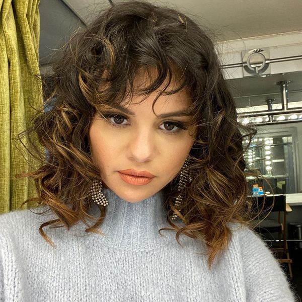 Selena Gomez rövid rendetlen fürtök