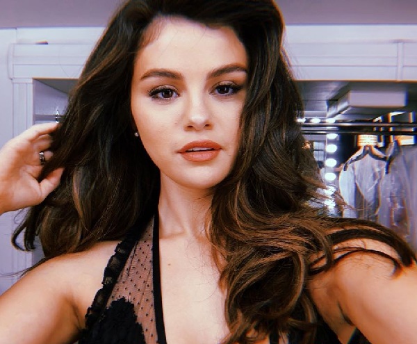 Selena Gomez hosszú hullámos haj