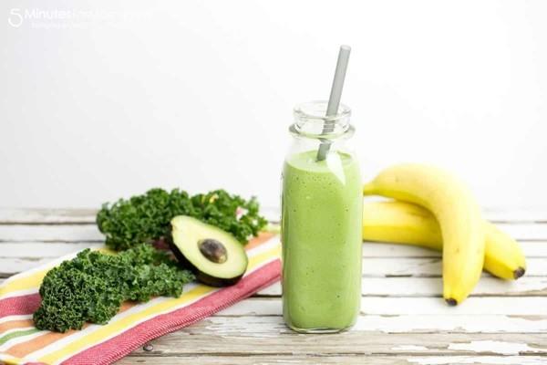 makea lehtikaali -smoothie banaanilla ja avokadolla