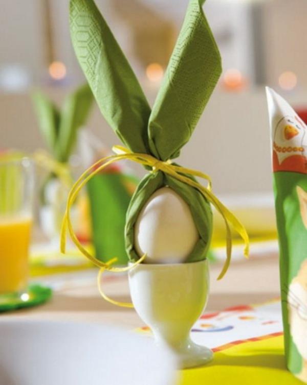 lautasliinaidea munanvalkuainen pääsiäispöytä