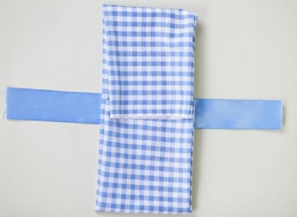 paperiset lautasliinat taittaa pöytäkoristeet ideoita kangas lautasliina tarkistettu kuvio sininen valkoinen