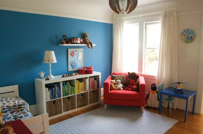 nojatuoli punainen lastenhuone sininen seinä raita matto
