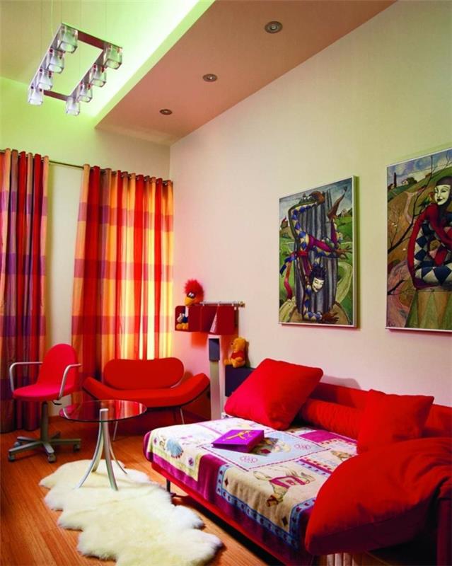 nojatuoli punainen olohuone värilliset verhot seinäkoriste kattokruunu