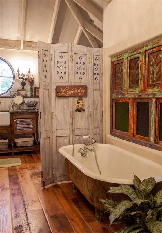 nuhjuinen tyylikäs kylpyhuone kaunis seinäkoriste kylpyamme