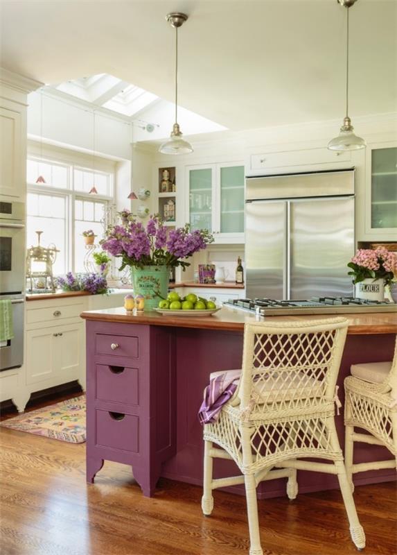nuhjuinen tyylikäs keittiö violetti keittiösaari kukkia