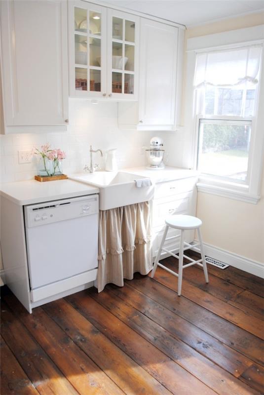 nuhjuinen tyylikäs keittiö valkoiset huonekalut tummat lattiat