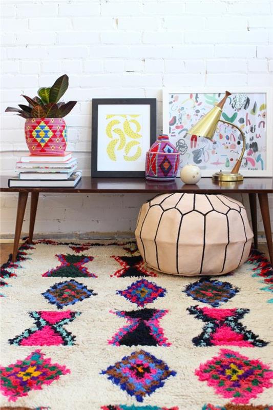 nuhjuiset tyylikkäät huonekalut boho -tyylinen pouf värikäs matto etninen kuvio pöytävalaisin