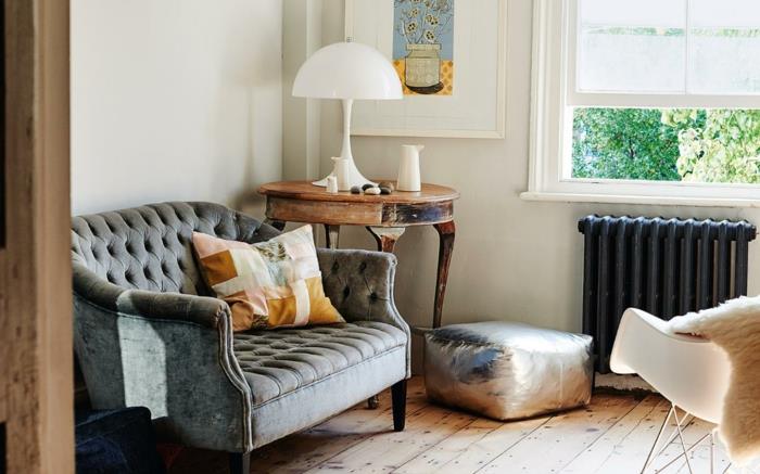 nuhjuinen tyylikäs olohuone ideoita vanha sohva pyöreä sivupöytä vintage lattia puulattiat