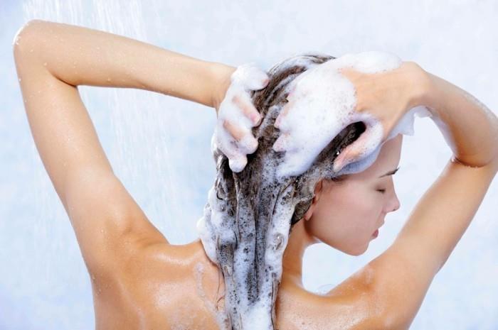 Tee oma shampoo luonnollisista materiaaleista suihkun alla