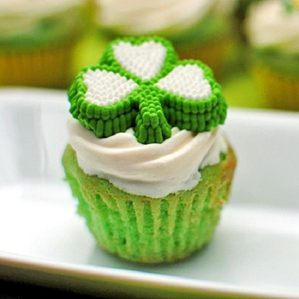 shamrock pirtelö cupcakes väriltään vihreä ja valkoinen