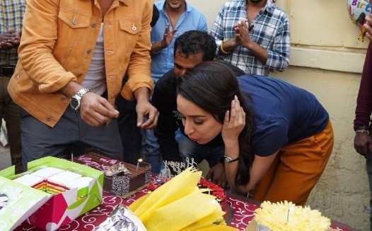 shraddha kapoor torta vágás