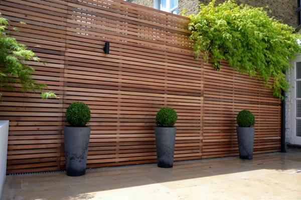 Yksityisyysnäyttö puinen takapiha puutarhan suunnittelussa puutarhakalusteiden suunnittelu
